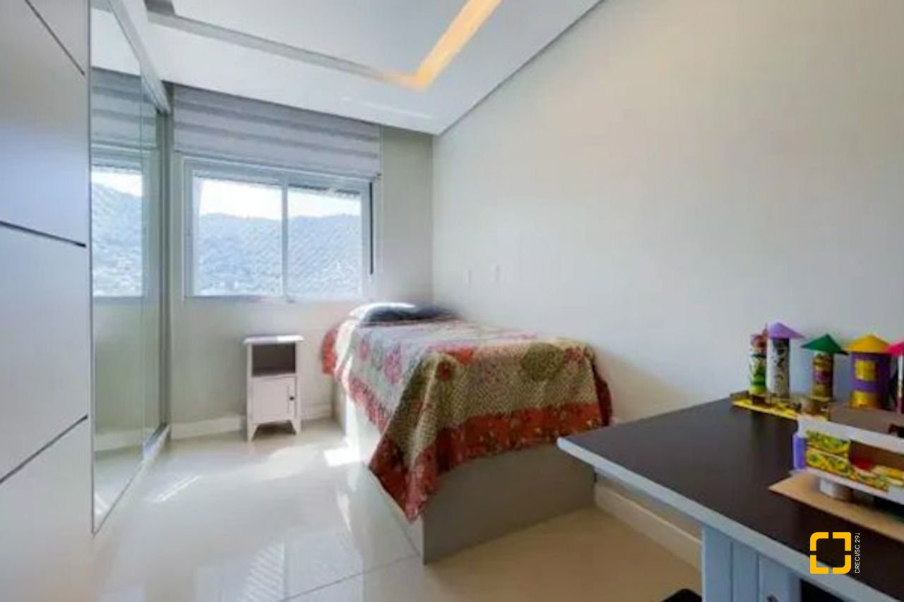 Cobertura com 178m², 5 quartos (sendo 2 suítes), 2 garagens, no bairro Monte Verde em Florianópolis