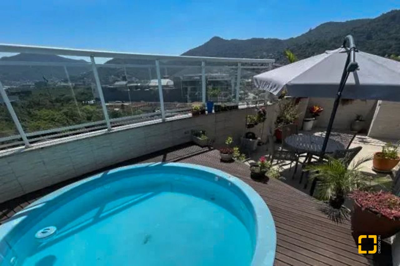 Cobertura com 178m², 5 quartos (sendo 2 suítes), 2 garagens, no bairro Monte Verde em Florianópolis