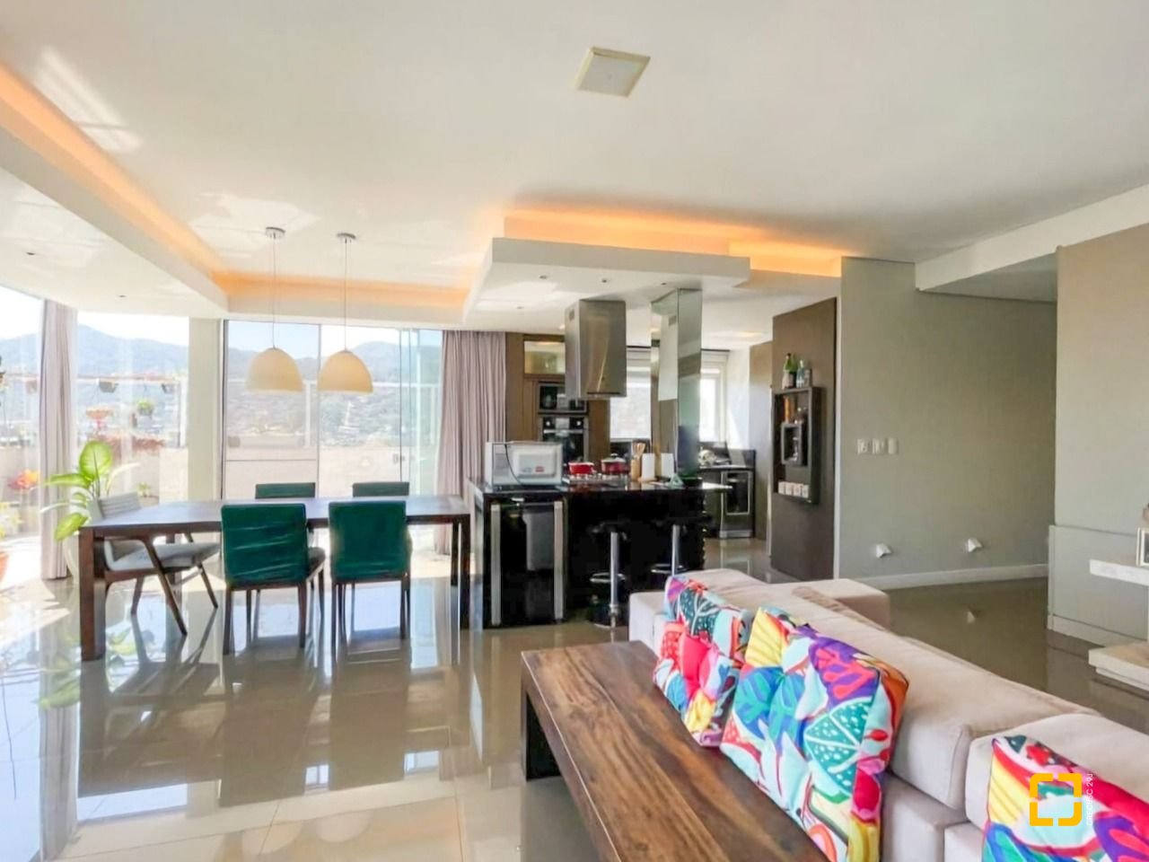 Cobertura com 178m², 5 quartos (sendo 2 suítes), 2 garagens, no bairro Monte Verde em Florianópolis