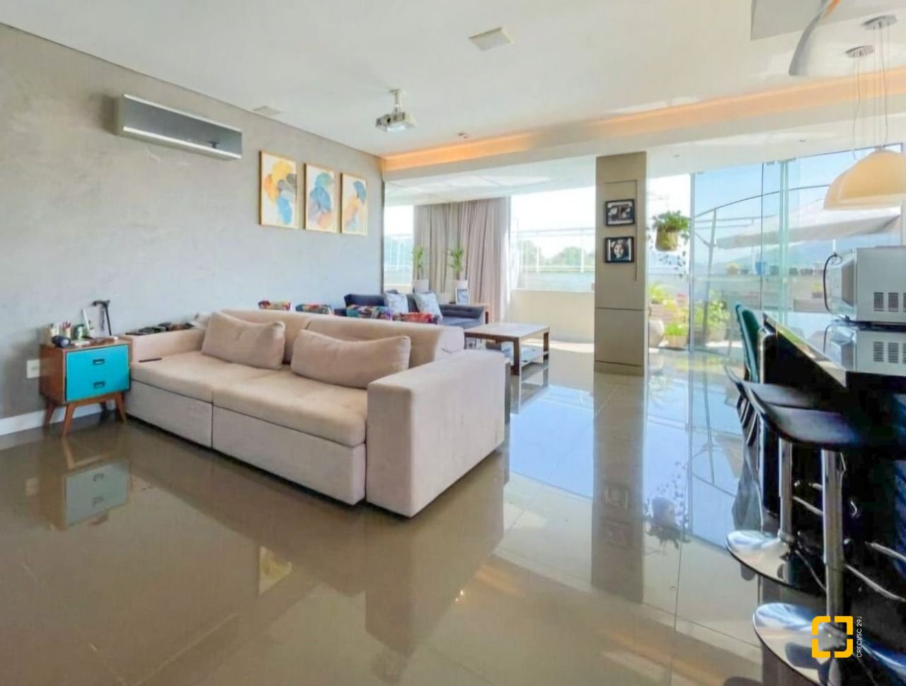 Cobertura com 178m², 5 quartos (sendo 2 suítes), 2 garagens, no bairro Monte Verde em Florianópolis