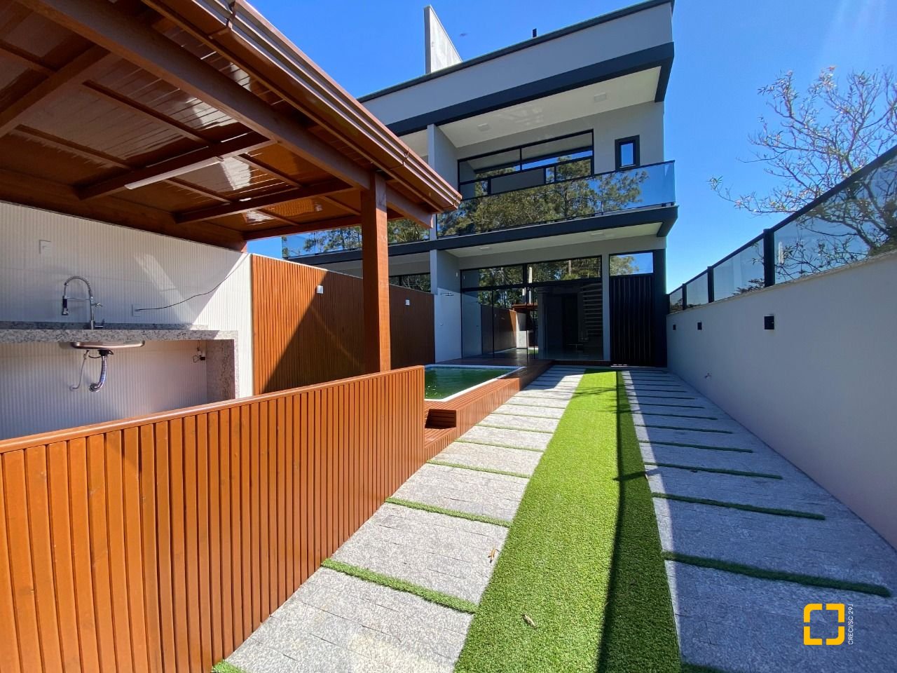 Casa com 300m², 4 quartos (sendo 2 suítes), 2 garagens, no bairro Praia do Sonho (Ens Brito) em Palhoça