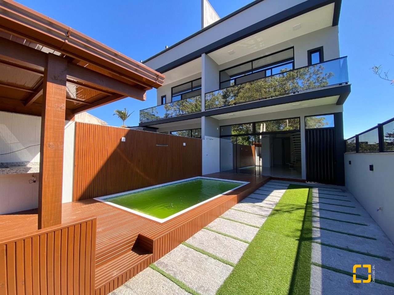 Casa com 300m², 4 quartos (sendo 2 suítes), 2 garagens, no bairro Praia do Sonho (Ens Brito) em Palhoça