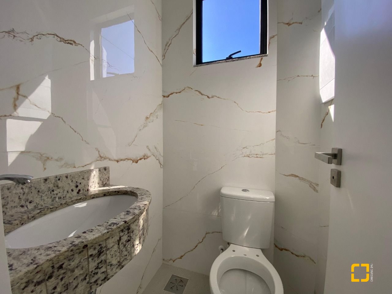 Casa com 300m², 4 quartos (sendo 2 suítes), 2 garagens, no bairro Praia do Sonho (Ens Brito) em Palhoça