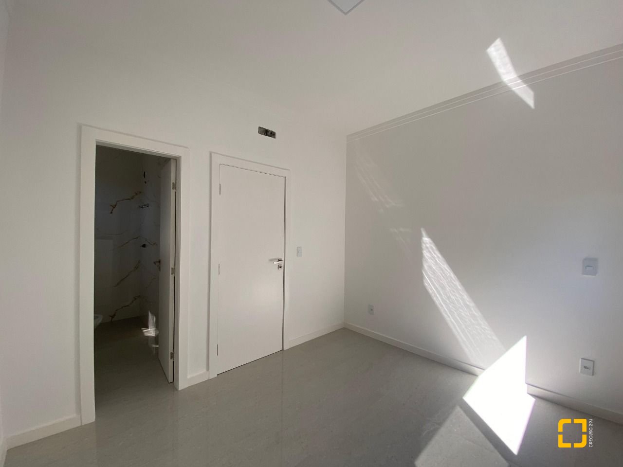 Casa com 300m², 4 quartos (sendo 2 suítes), 2 garagens, no bairro Praia do Sonho (Ens Brito) em Palhoça