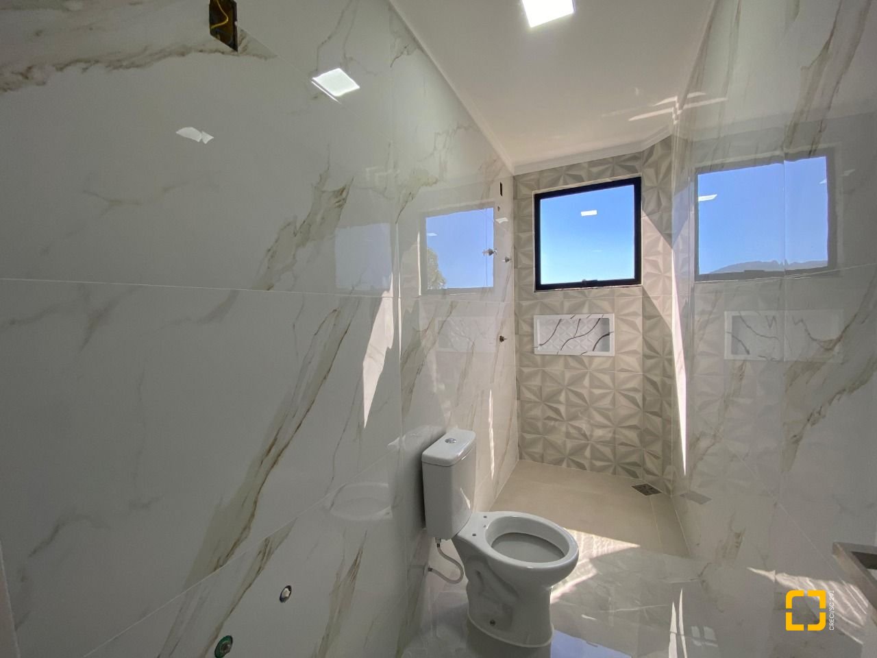 Casa com 300m², 4 quartos (sendo 2 suítes), 2 garagens, no bairro Praia do Sonho (Ens Brito) em Palhoça