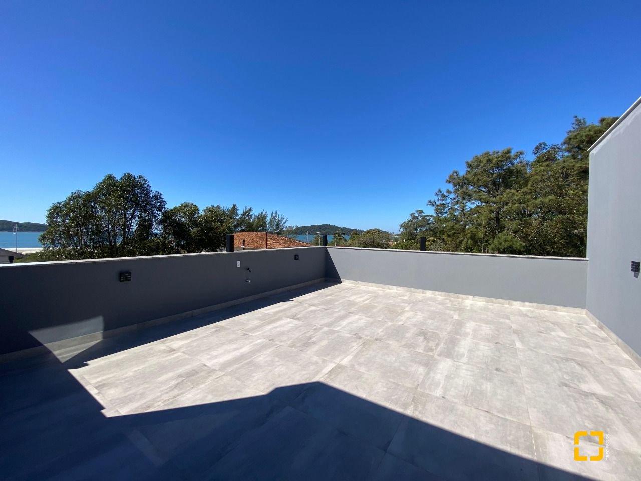 Casa com 300m², 4 quartos (sendo 2 suítes), 2 garagens, no bairro Praia do Sonho (Ens Brito) em Palhoça