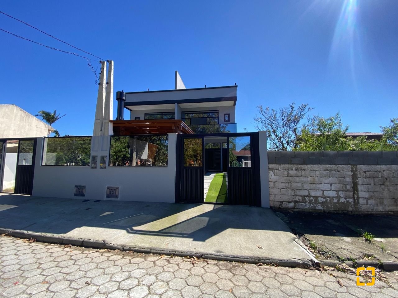 Casa com 300m², 4 quartos (sendo 2 suítes), 2 garagens, no bairro Praia do Sonho (Ens Brito) em Palhoça