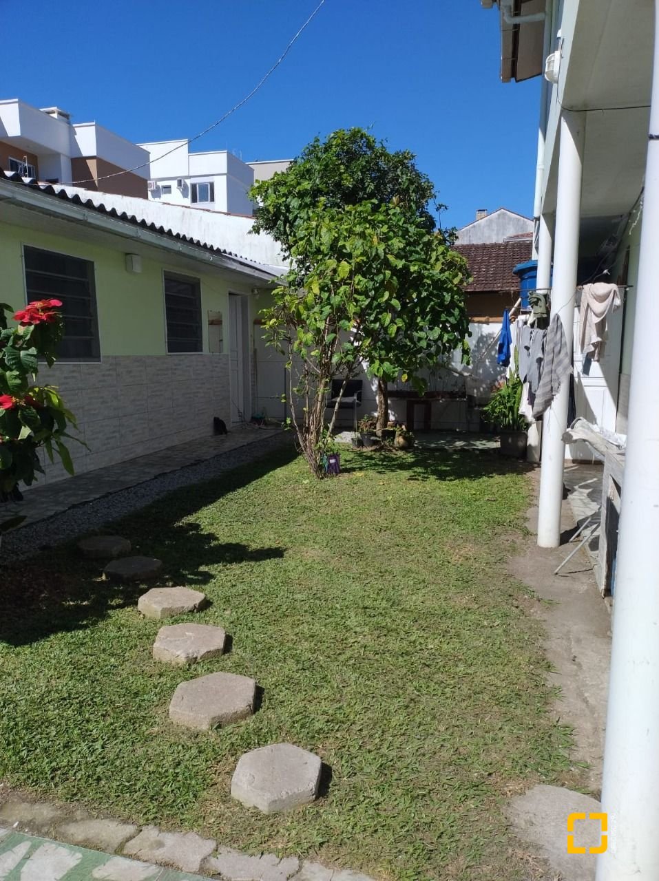 Hotel com 284m², 10 quartos (sendo 1 suíte), 6 garagens, no bairro Canasvieiras em Florianópolis