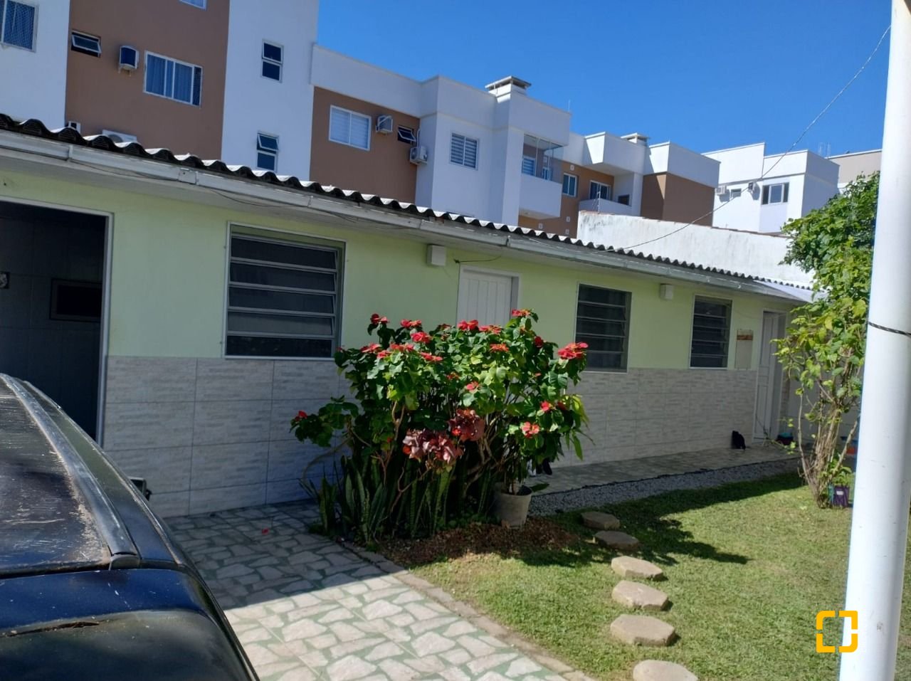 Hotel com 284m², 10 quartos (sendo 1 suíte), 6 garagens, no bairro Canasvieiras em Florianópolis