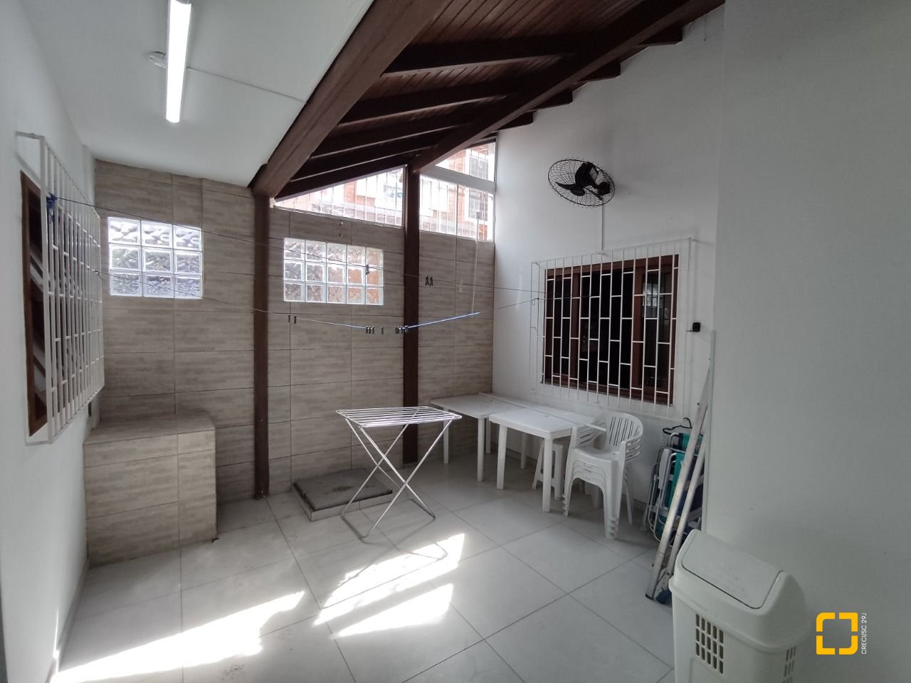Casa com 279m², 12 quartos (sendo 5 suítes), 4 garagens, no bairro Canasvieiras em Florianópolis