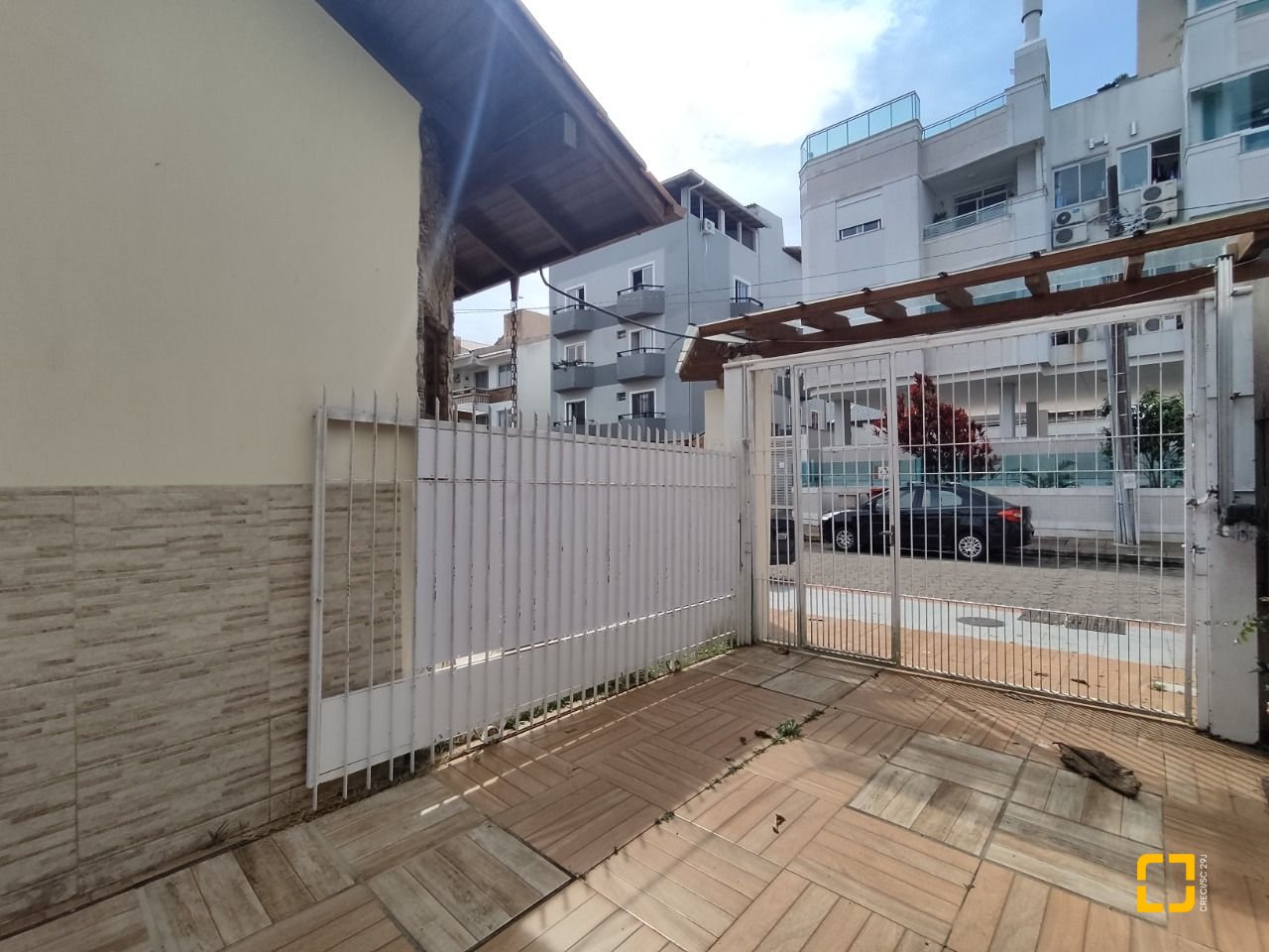 Casa com 279m², 12 quartos (sendo 5 suítes), 4 garagens, no bairro Canasvieiras em Florianópolis