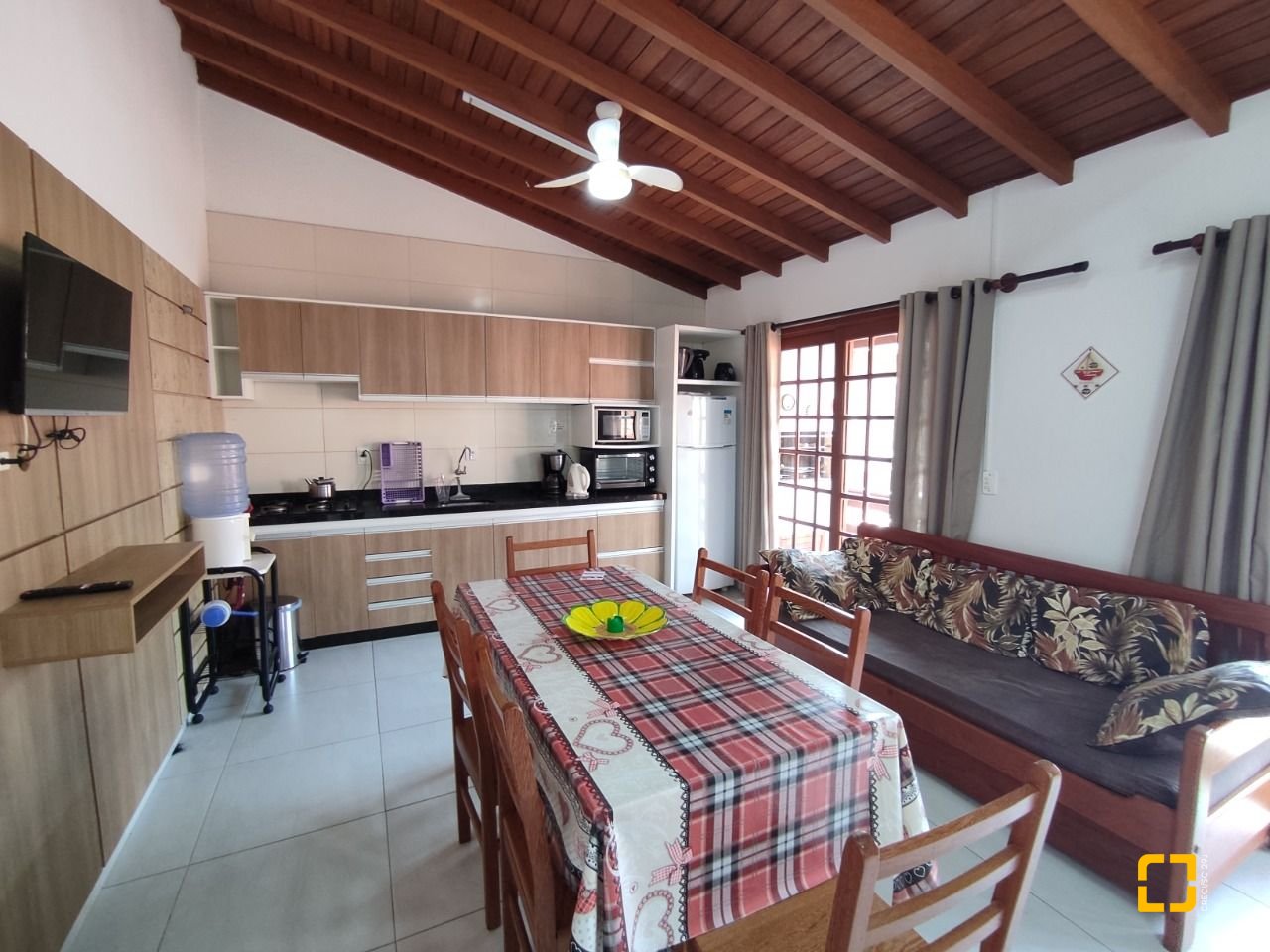 Casa com 279m², 12 quartos (sendo 5 suítes), 4 garagens, no bairro Canasvieiras em Florianópolis