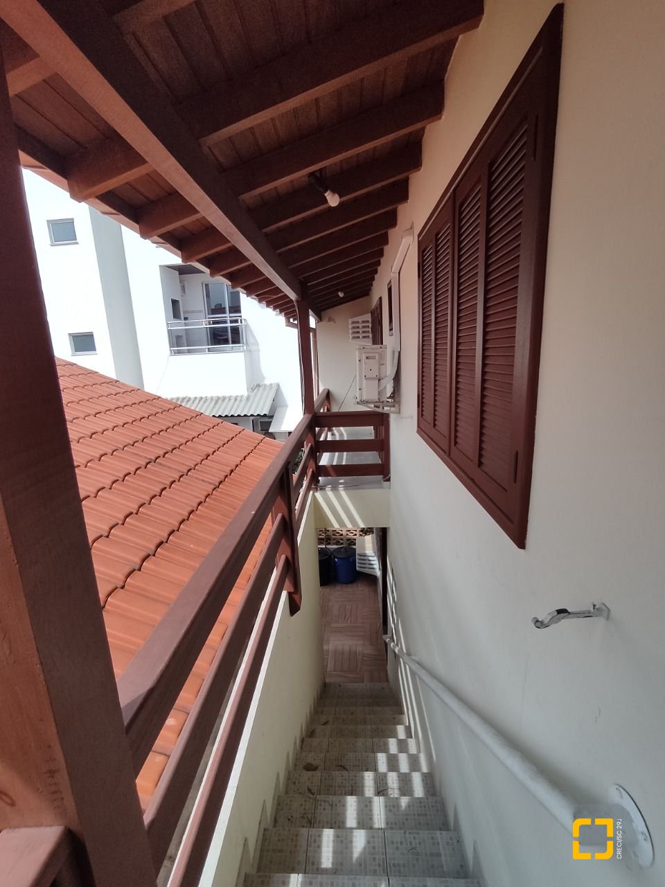 Casa com 279m², 12 quartos (sendo 5 suítes), 4 garagens, no bairro Canasvieiras em Florianópolis
