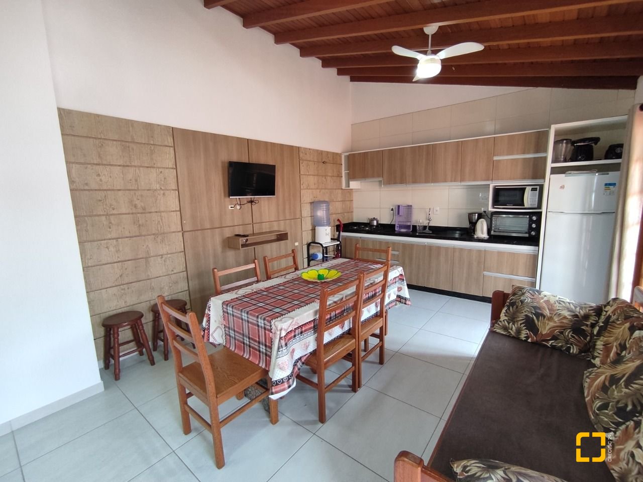Casa com 279m², 12 quartos (sendo 5 suítes), 4 garagens, no bairro Canasvieiras em Florianópolis