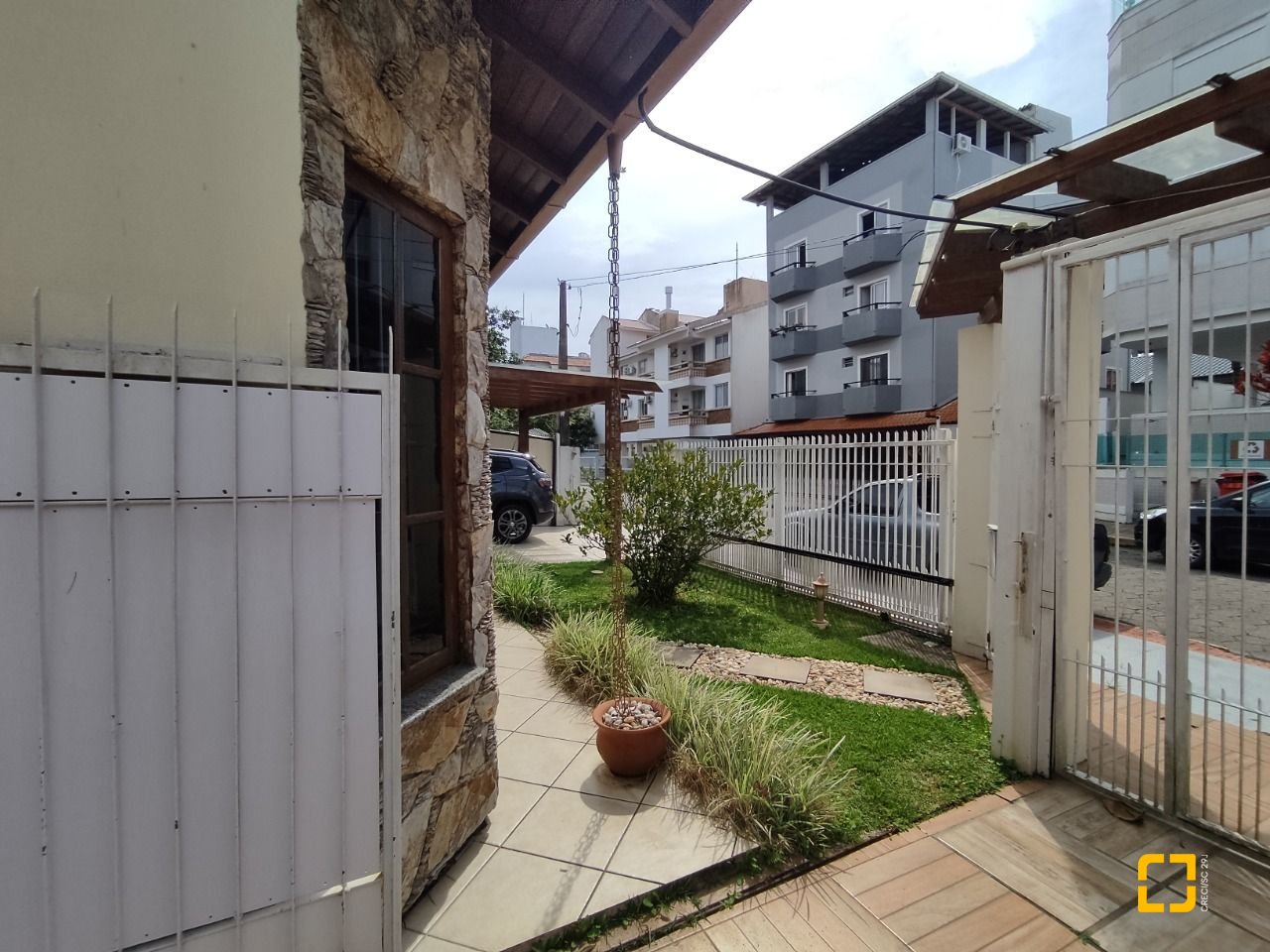Casa com 279m², 12 quartos (sendo 5 suítes), 4 garagens, no bairro Canasvieiras em Florianópolis