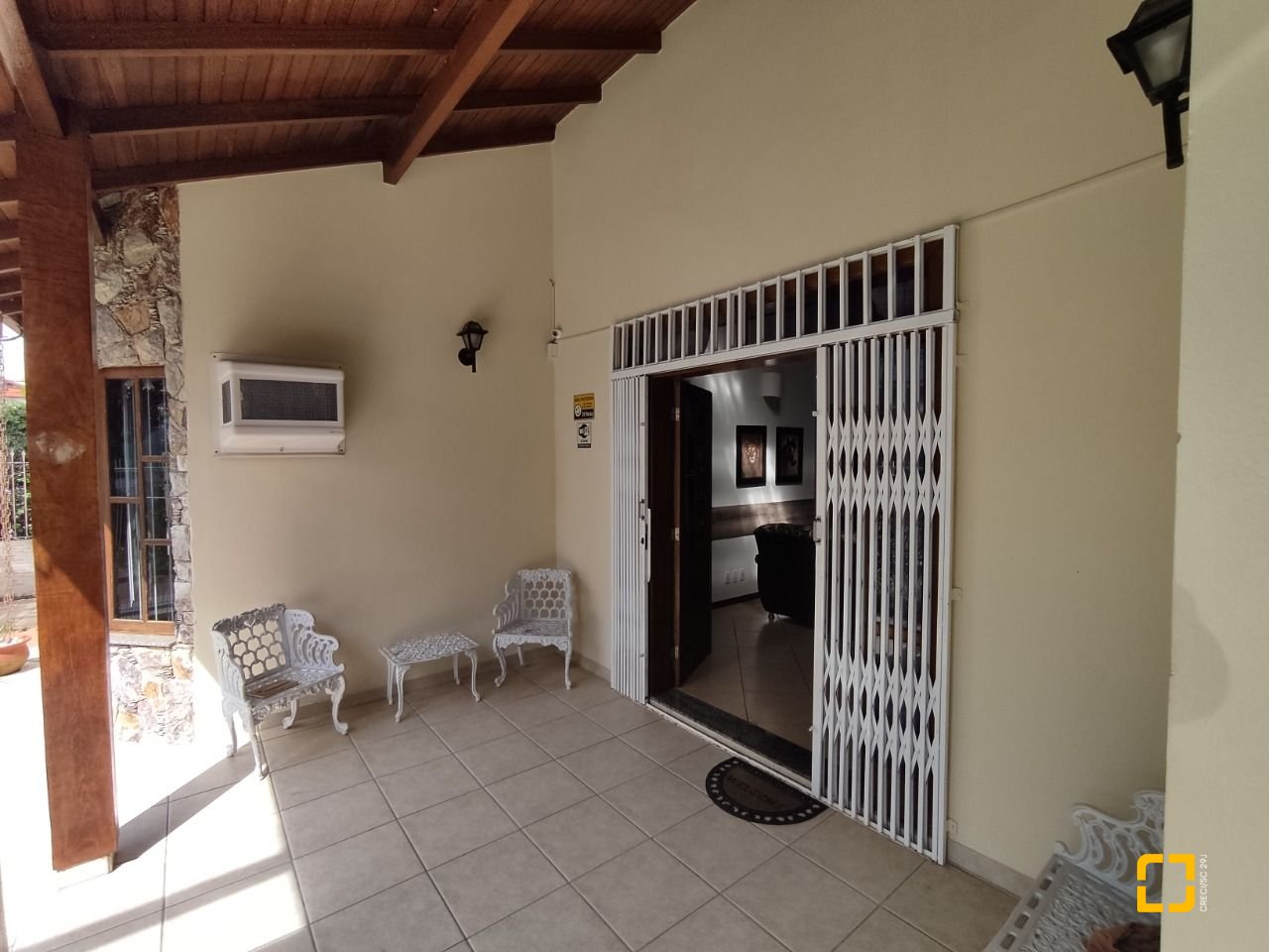 Casa com 279m², 12 quartos (sendo 5 suítes), 4 garagens, no bairro Canasvieiras em Florianópolis