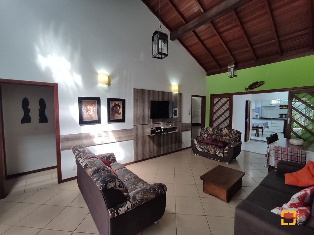 Casa com 279m², 12 quartos (sendo 5 suítes), 4 garagens, no bairro Canasvieiras em Florianópolis