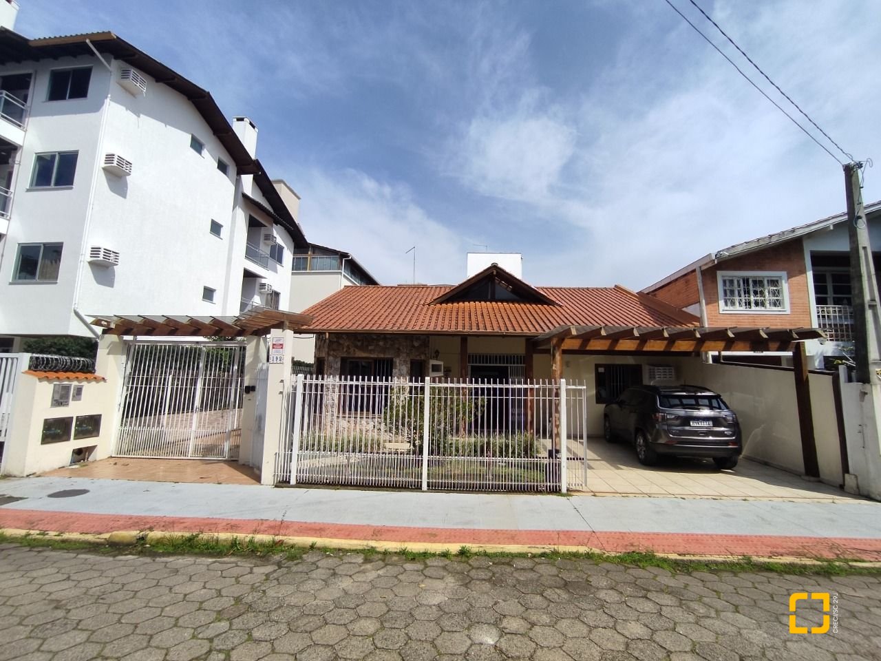 Casa com 279m², 12 quartos (sendo 5 suítes), 4 garagens, no bairro Canasvieiras em Florianópolis