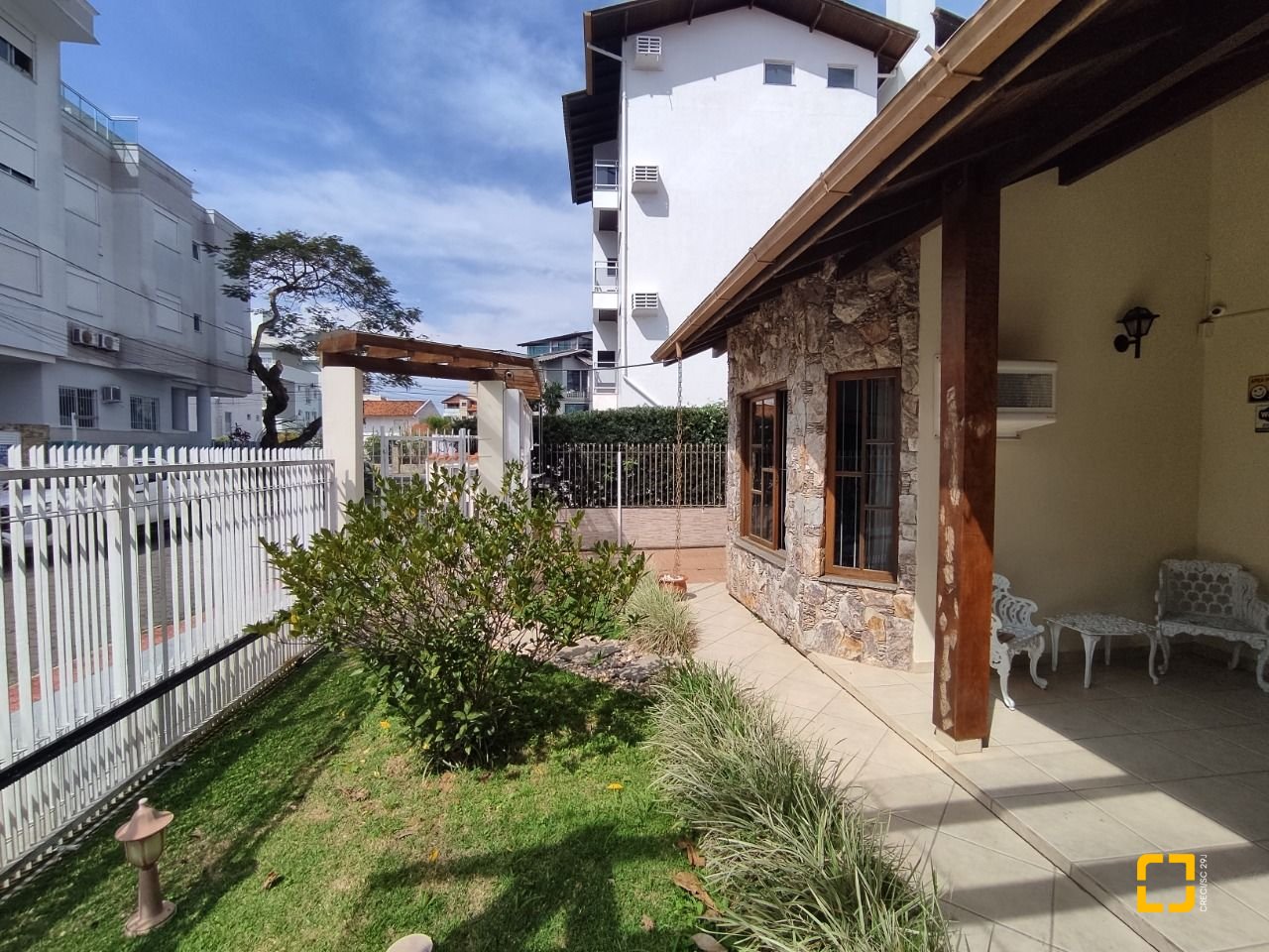 Casa com 279m², 12 quartos (sendo 5 suítes), 4 garagens, no bairro Canasvieiras em Florianópolis