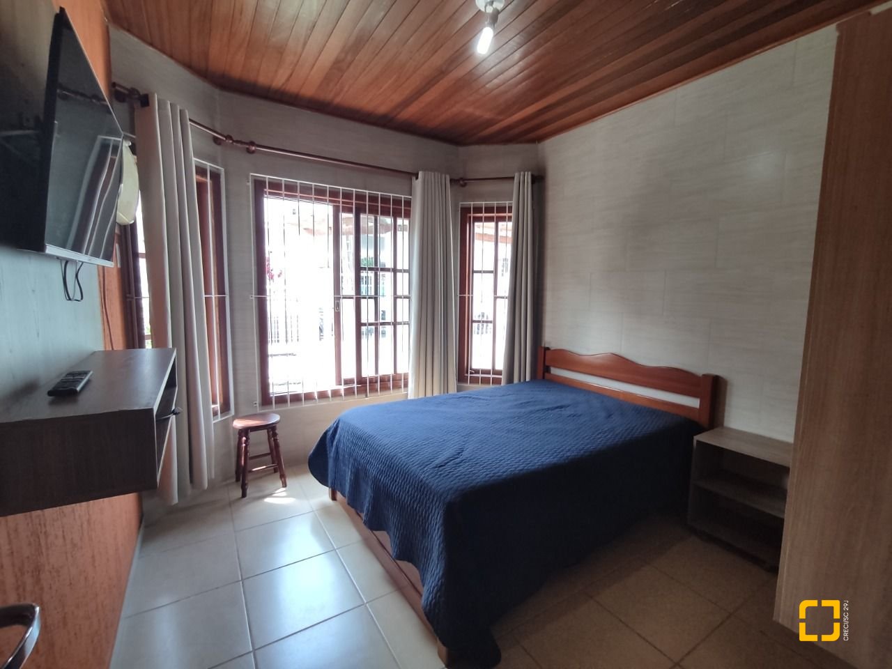 Casa com 279m², 12 quartos (sendo 5 suítes), 4 garagens, no bairro Canasvieiras em Florianópolis