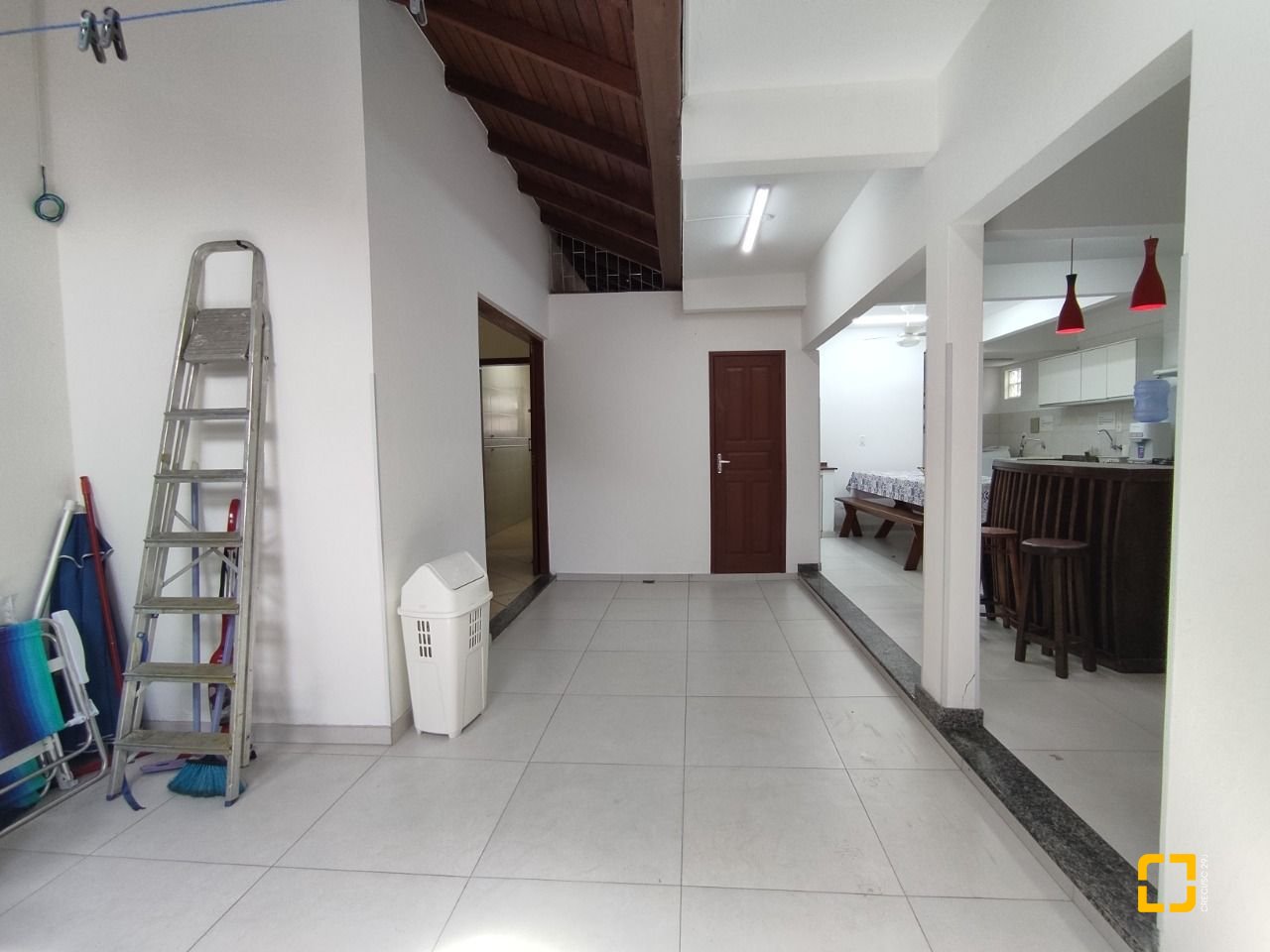 Casa com 279m², 12 quartos (sendo 5 suítes), 4 garagens, no bairro Canasvieiras em Florianópolis