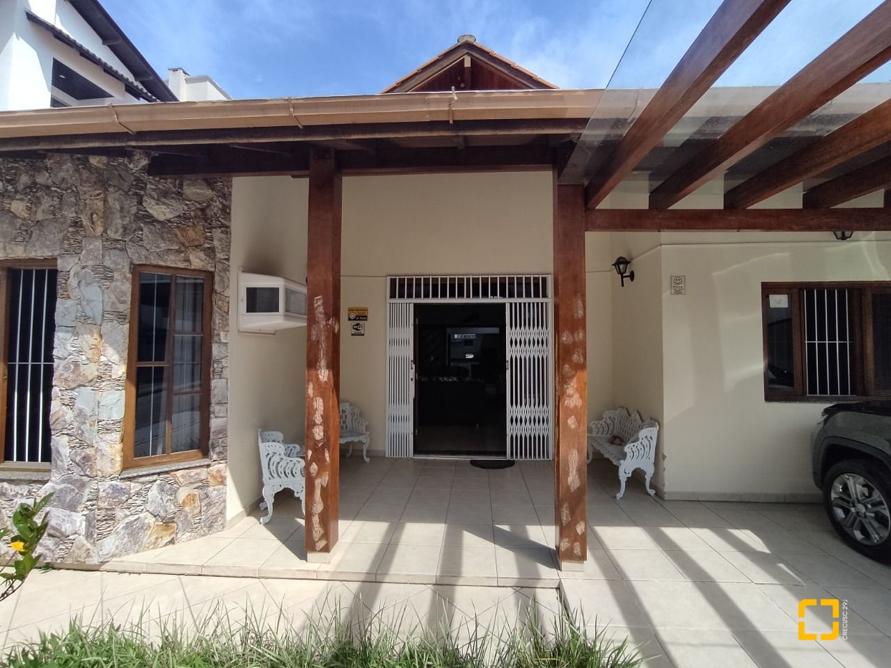 Casa com 279m², 12 quartos (sendo 5 suítes), 4 garagens, no bairro Canasvieiras em Florianópolis