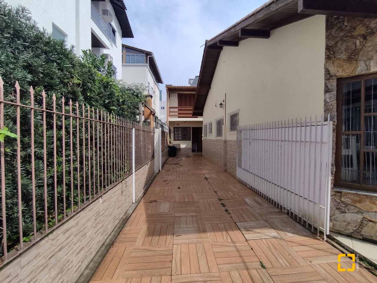 Casa com 279m², 12 quartos (sendo 5 suítes), 4 garagens, no bairro Canasvieiras em Florianópolis