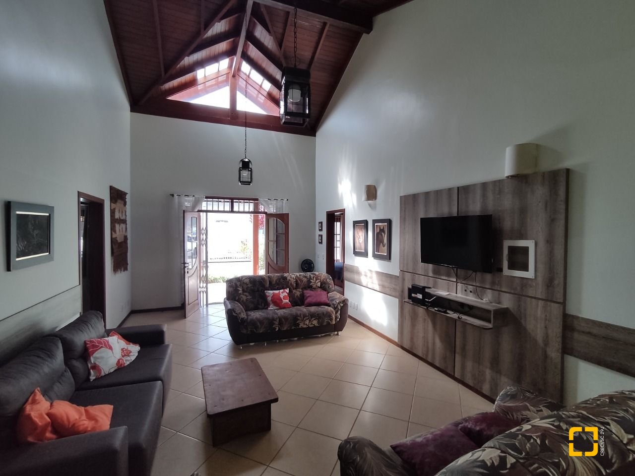 Casa com 279m², 12 quartos (sendo 5 suítes), 4 garagens, no bairro Canasvieiras em Florianópolis
