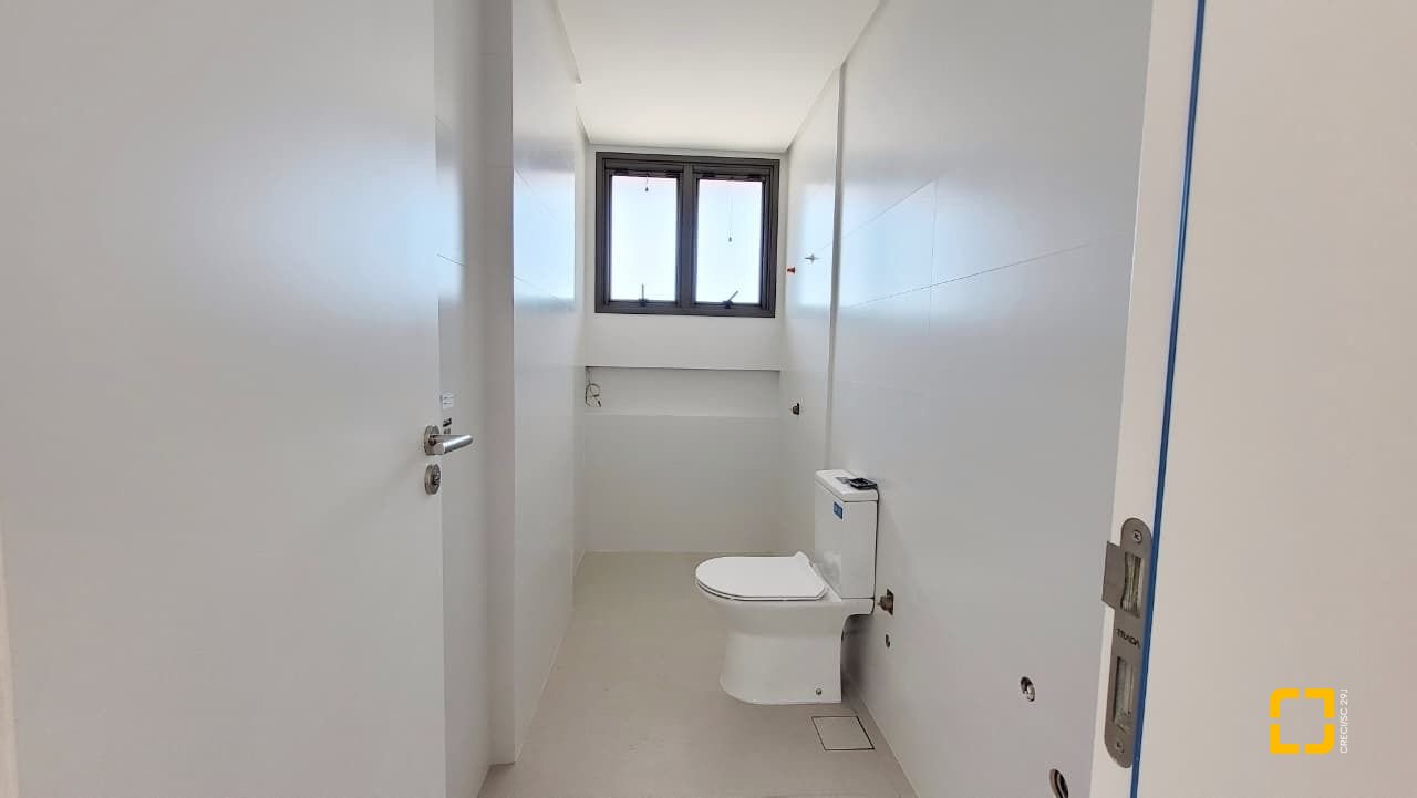 Apartamento com 232m², 6 quartos (sendo 3 suítes), 3 garagens, no bairro Jurerê Internacional em Florianópolis