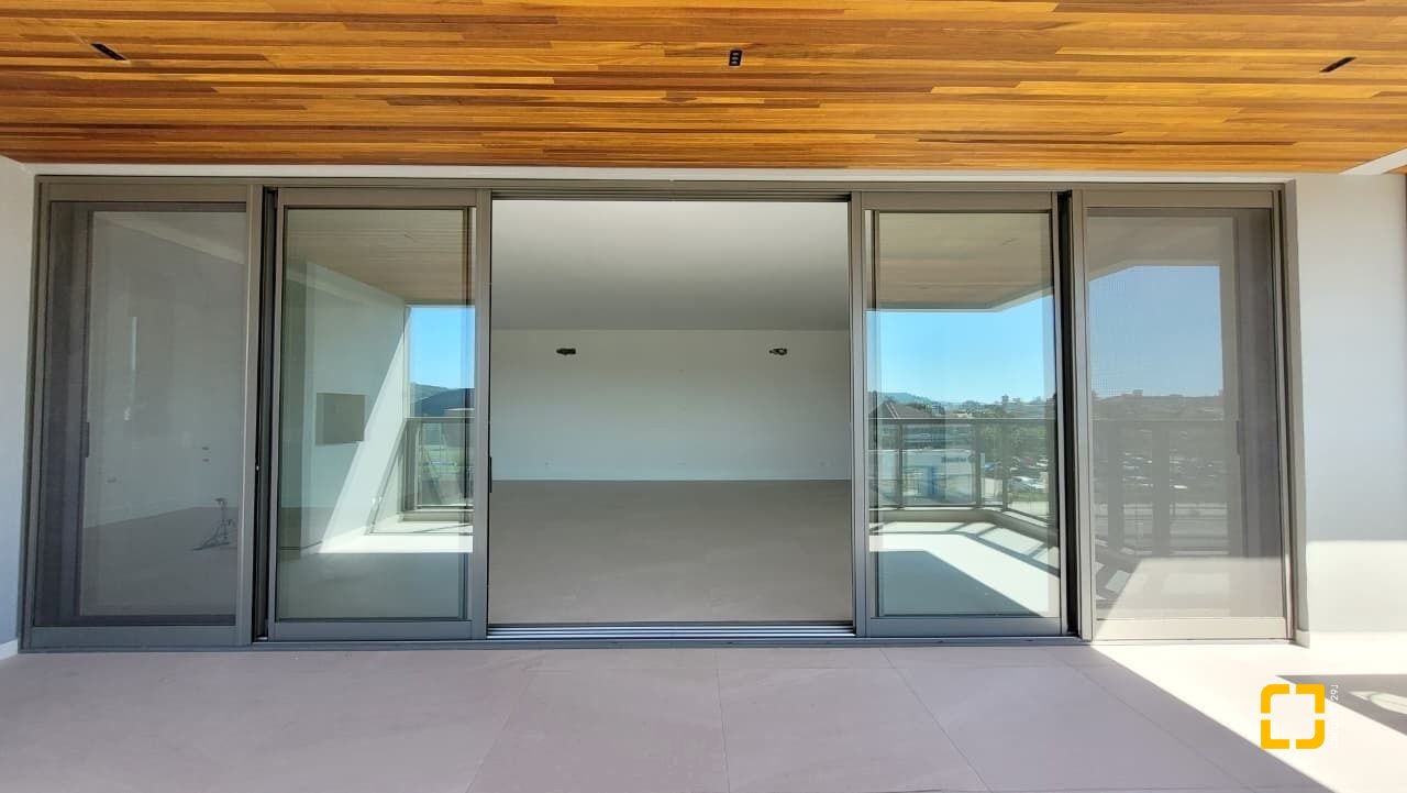 Apartamento com 232m², 6 quartos (sendo 3 suítes), 3 garagens, no bairro Jurerê Internacional em Florianópolis