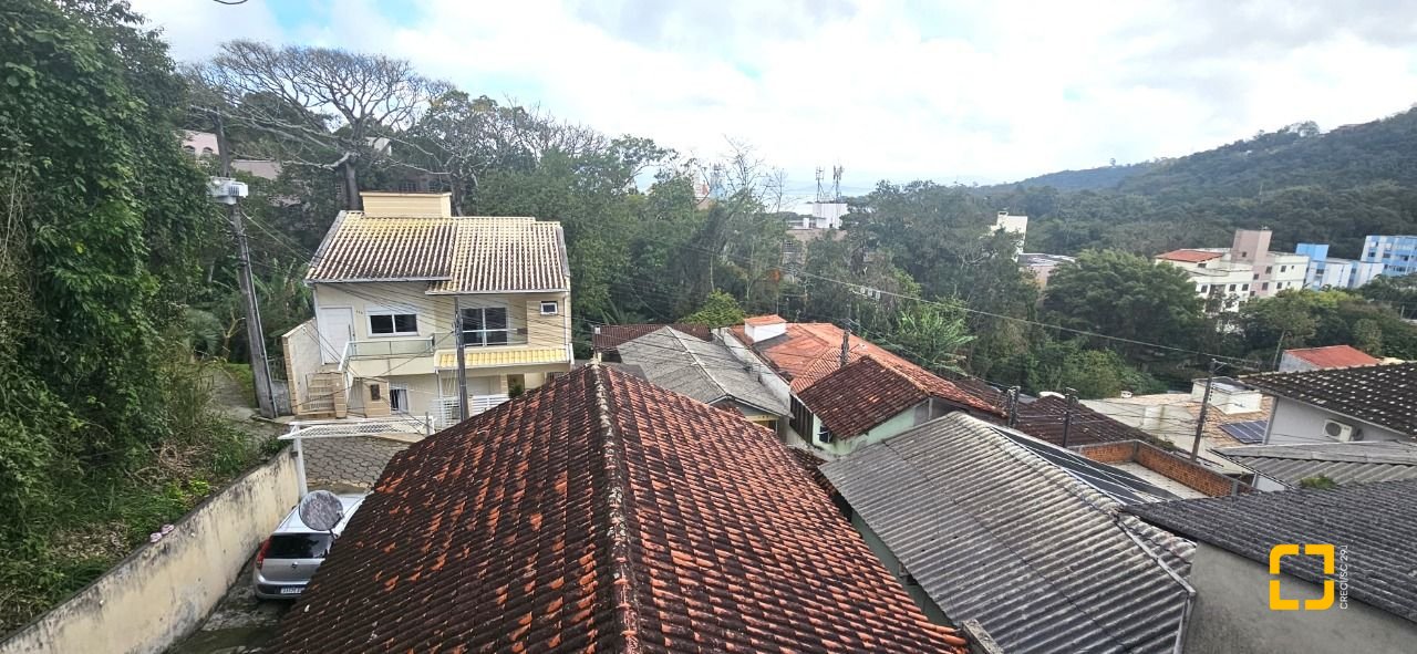 Casa com 113m², 4 quartos, 2 garagens, no bairro Pantanal em Florianópolis