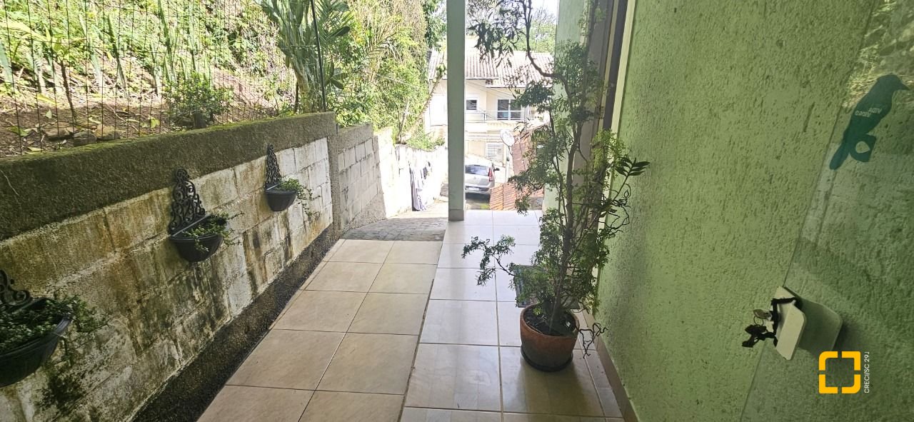 Casa com 113m², 4 quartos, 2 garagens, no bairro Pantanal em Florianópolis