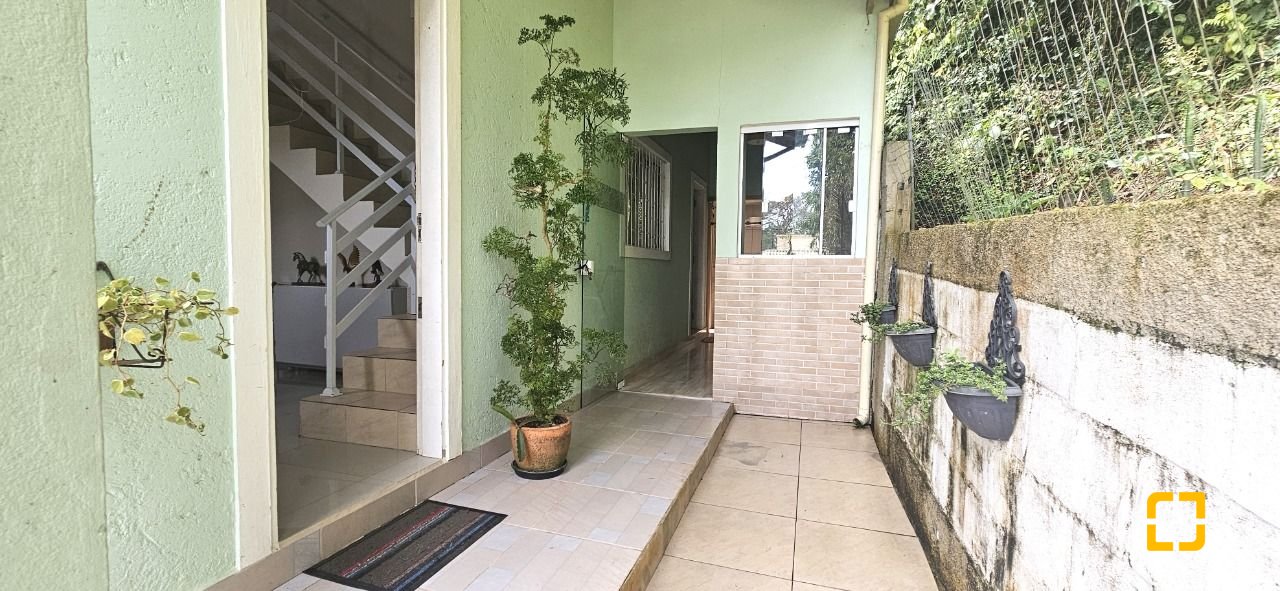 Casa com 113m², 4 quartos, 2 garagens, no bairro Pantanal em Florianópolis