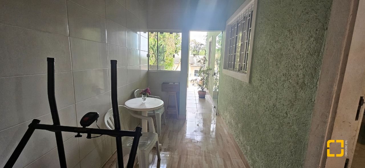 Casa com 113m², 4 quartos, 2 garagens, no bairro Pantanal em Florianópolis