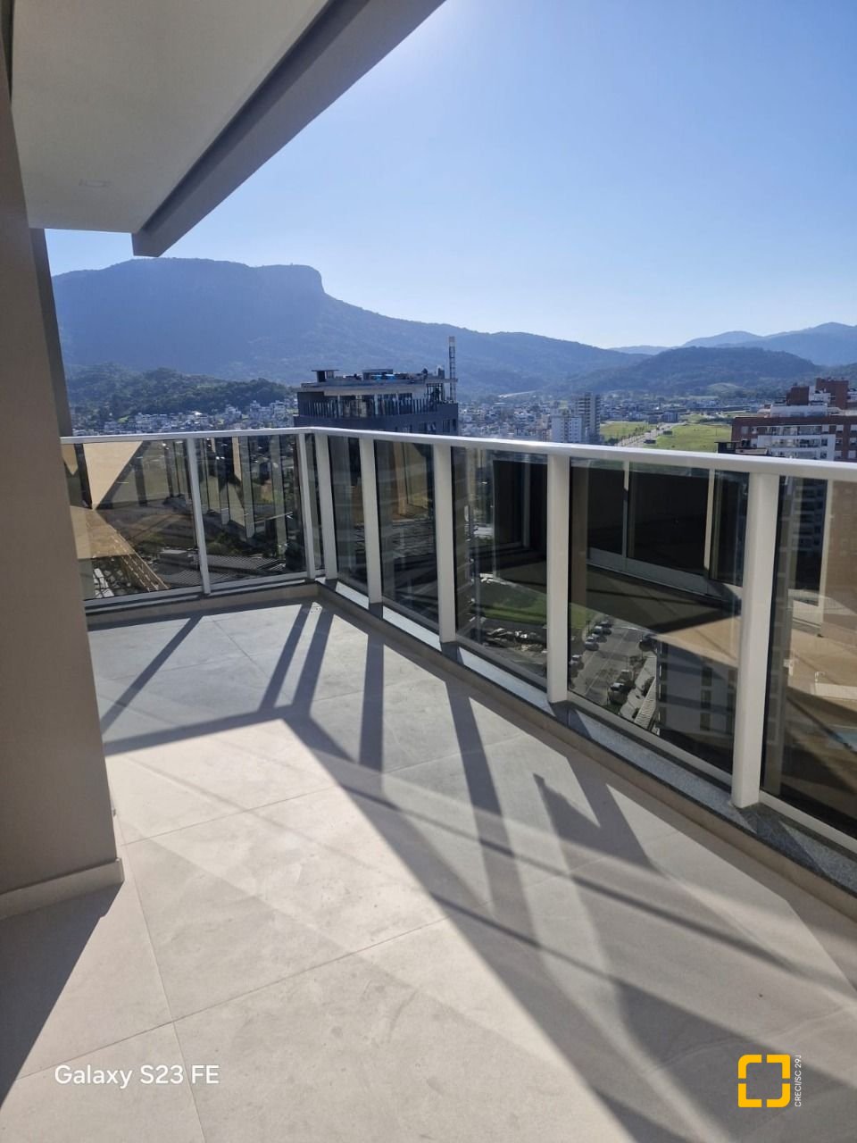Cobertura com 125m², 3 quartos (sendo 2 suítes), 2 garagens, no bairro Pedra Branca em Palhoça