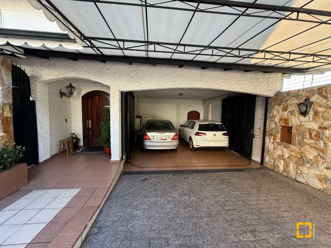 Casa com 416m², 4 quartos (sendo 1 suíte), 4 garagens, no bairro Morro da Cruz em Florianópolis