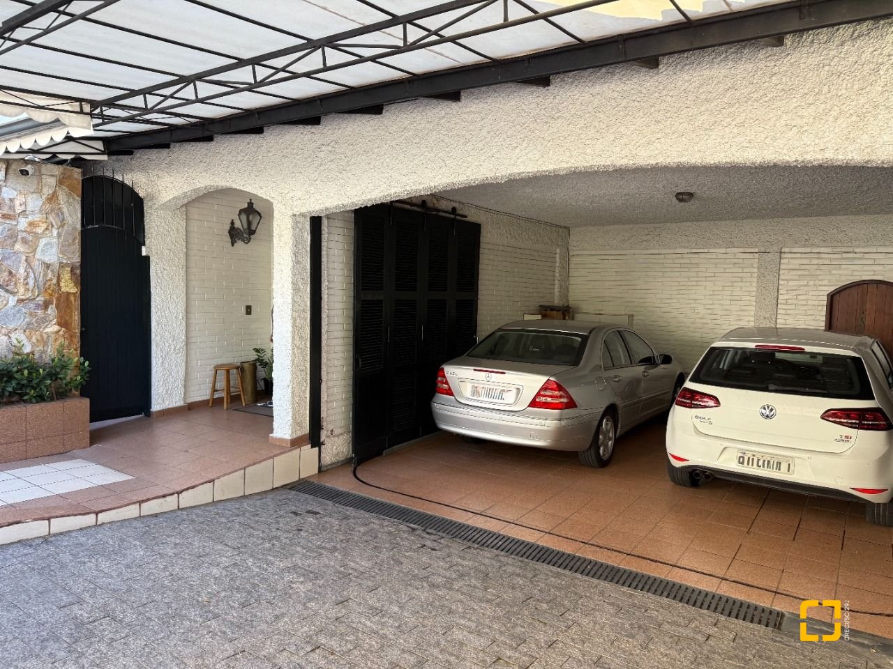 Casa com 416m², 4 quartos (sendo 1 suíte), 4 garagens, no bairro Morro da Cruz em Florianópolis