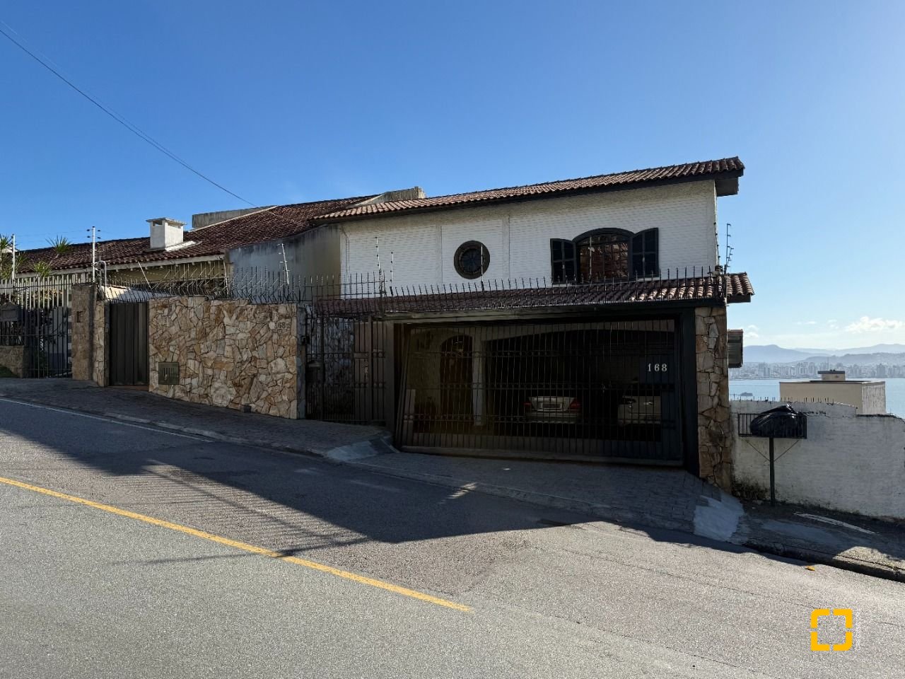 Casa com 416m², 4 quartos (sendo 1 suíte), 4 garagens, no bairro Morro da Cruz em Florianópolis