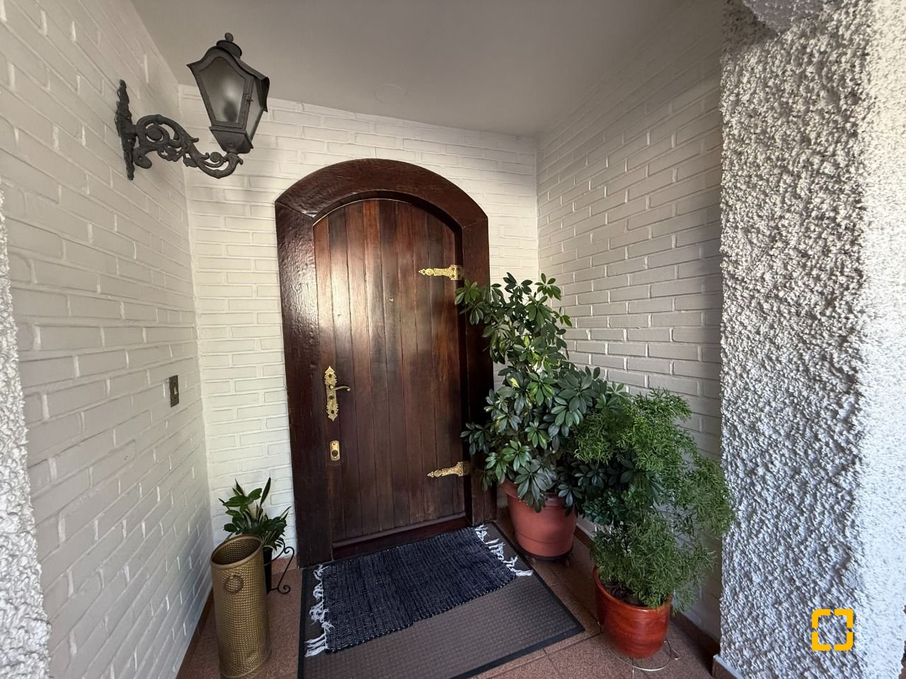 Casa com 416m², 4 quartos (sendo 1 suíte), 4 garagens, no bairro Morro da Cruz em Florianópolis