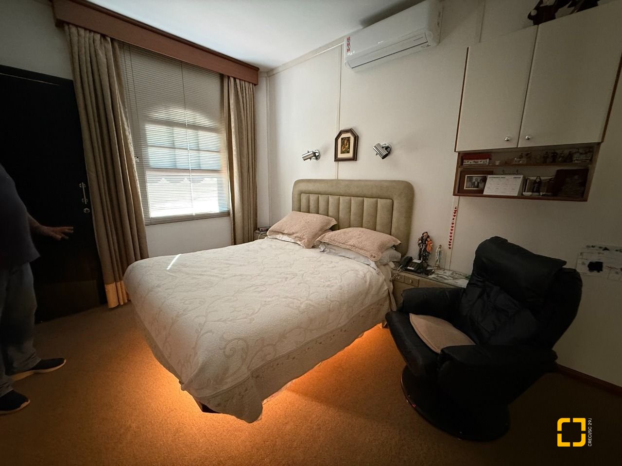 Casa com 416m², 4 quartos (sendo 1 suíte), 4 garagens, no bairro Morro da Cruz em Florianópolis