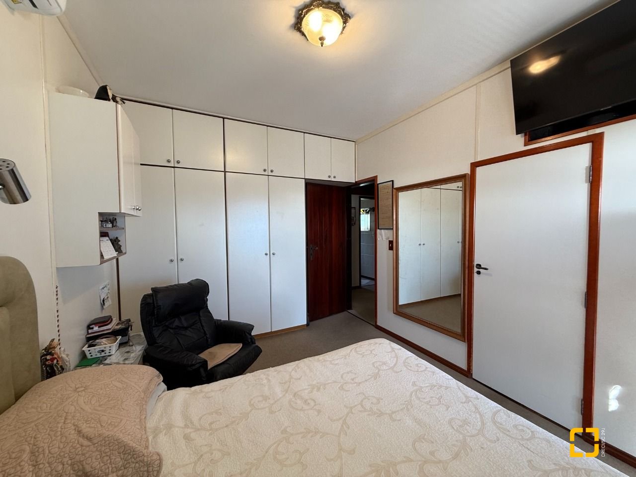 Casa com 416m², 4 quartos (sendo 1 suíte), 4 garagens, no bairro Morro da Cruz em Florianópolis