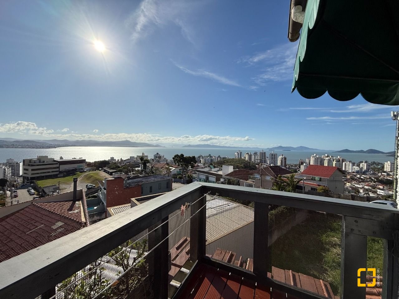 Casa com 416m², 4 quartos (sendo 1 suíte), 4 garagens, no bairro Morro da Cruz em Florianópolis