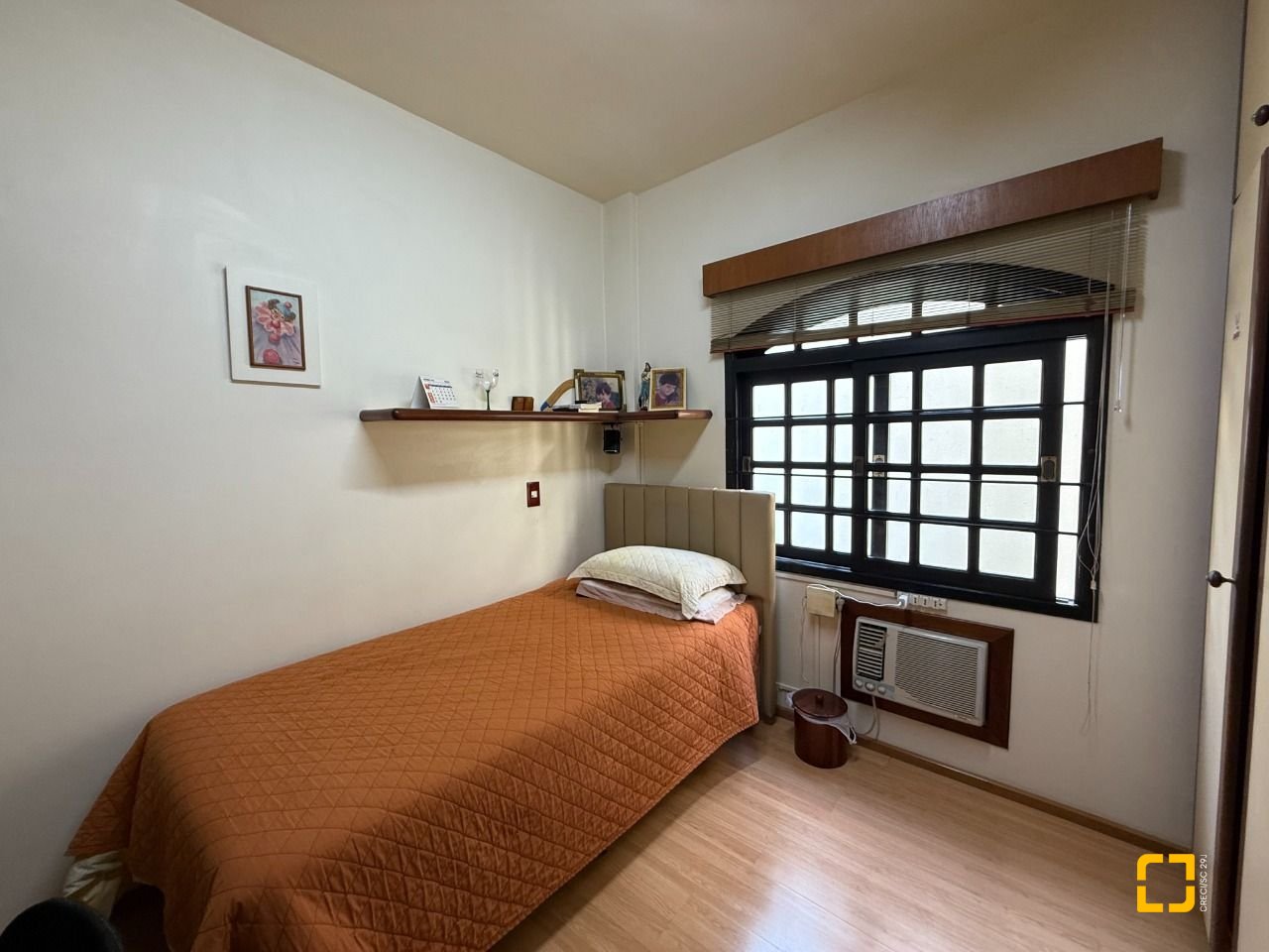 Casa com 416m², 4 quartos (sendo 1 suíte), 4 garagens, no bairro Morro da Cruz em Florianópolis