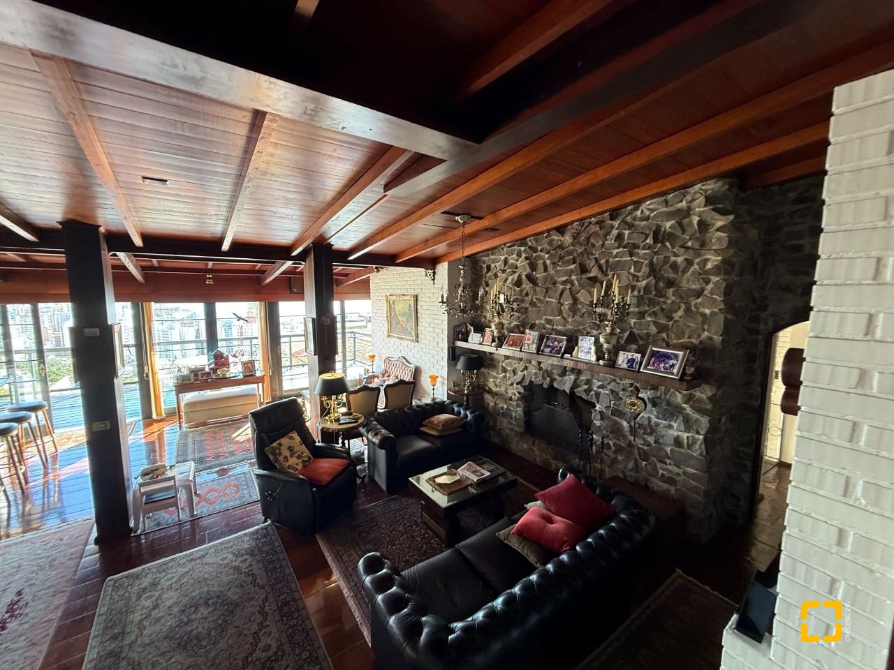 Casa com 416m², 4 quartos (sendo 1 suíte), 4 garagens, no bairro Morro da Cruz em Florianópolis