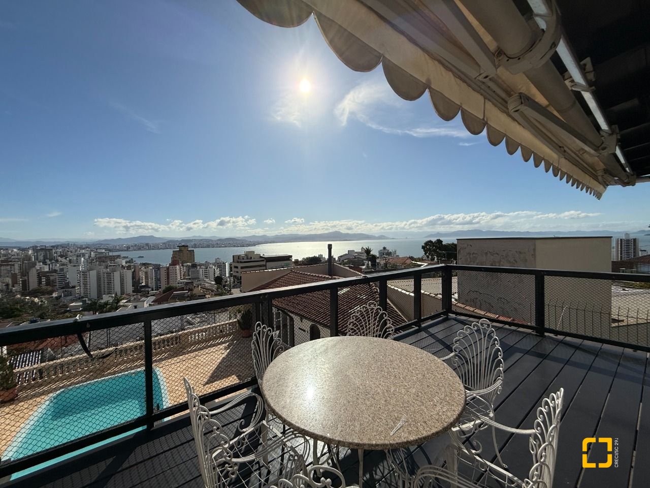 Casa com 416m², 4 quartos (sendo 1 suíte), 4 garagens, no bairro Morro da Cruz em Florianópolis