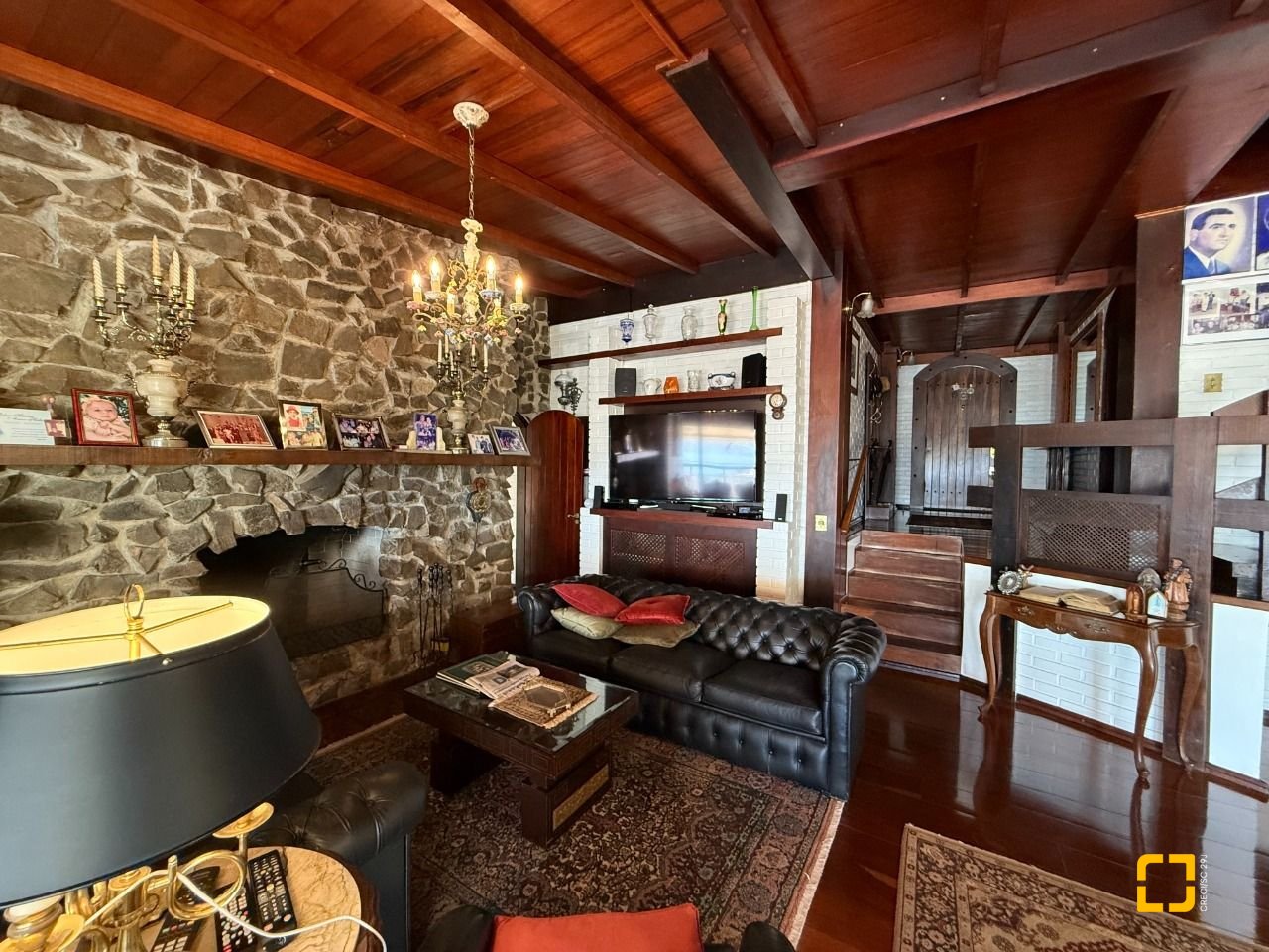 Casa com 416m², 4 quartos (sendo 1 suíte), 4 garagens, no bairro Morro da Cruz em Florianópolis