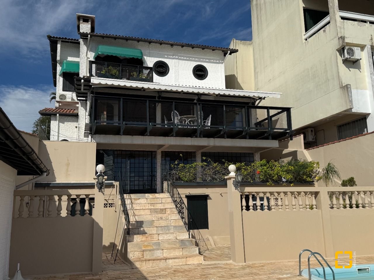 Casa com 416m², 4 quartos (sendo 1 suíte), 4 garagens, no bairro Morro da Cruz em Florianópolis