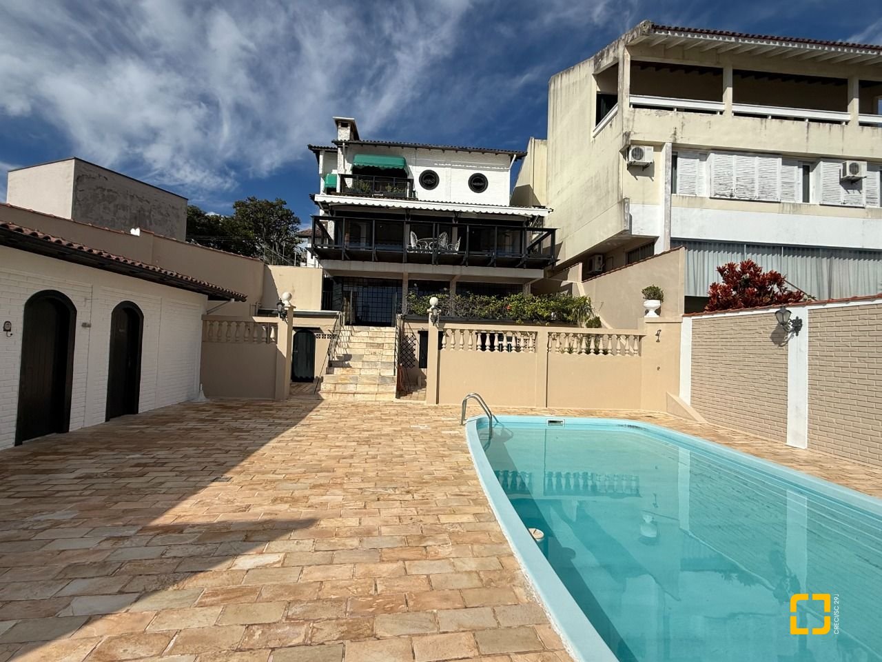 Casa com 416m², 4 quartos (sendo 1 suíte), 4 garagens, no bairro Morro da Cruz em Florianópolis