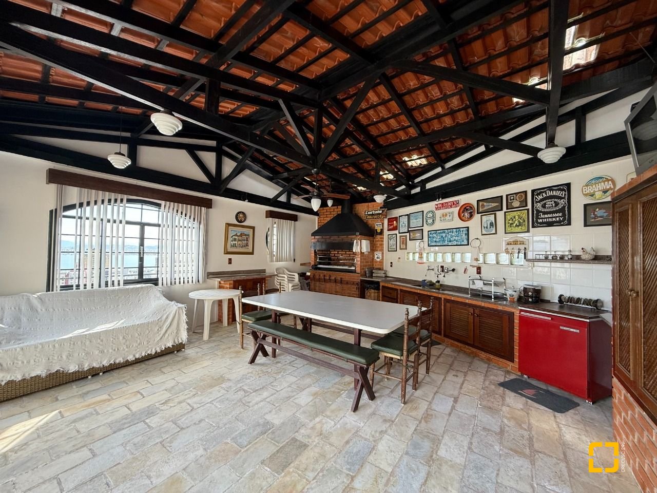 Casa com 416m², 4 quartos (sendo 1 suíte), 4 garagens, no bairro Morro da Cruz em Florianópolis