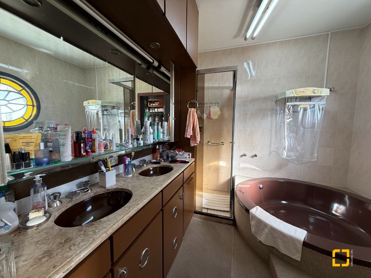 Casa com 416m², 4 quartos (sendo 1 suíte), 4 garagens, no bairro Morro da Cruz em Florianópolis